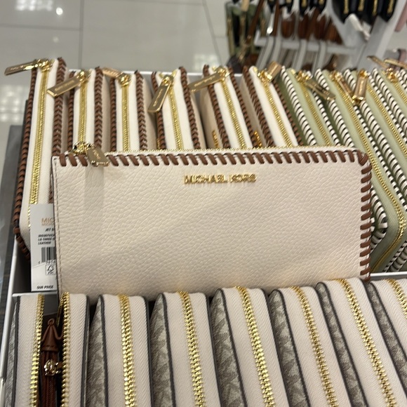 Michael Kors Jet Set Travel Large Pebble Leather Quarter-Zip Wallet
NWT - Picture 2 of 16